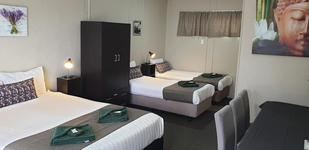 Smerdon Lodge Motel Хоршам Экстерьер фото