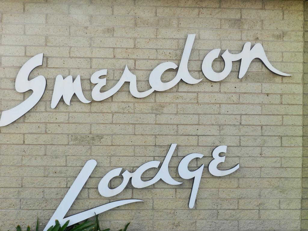 Smerdon Lodge Motel Хоршам Экстерьер фото