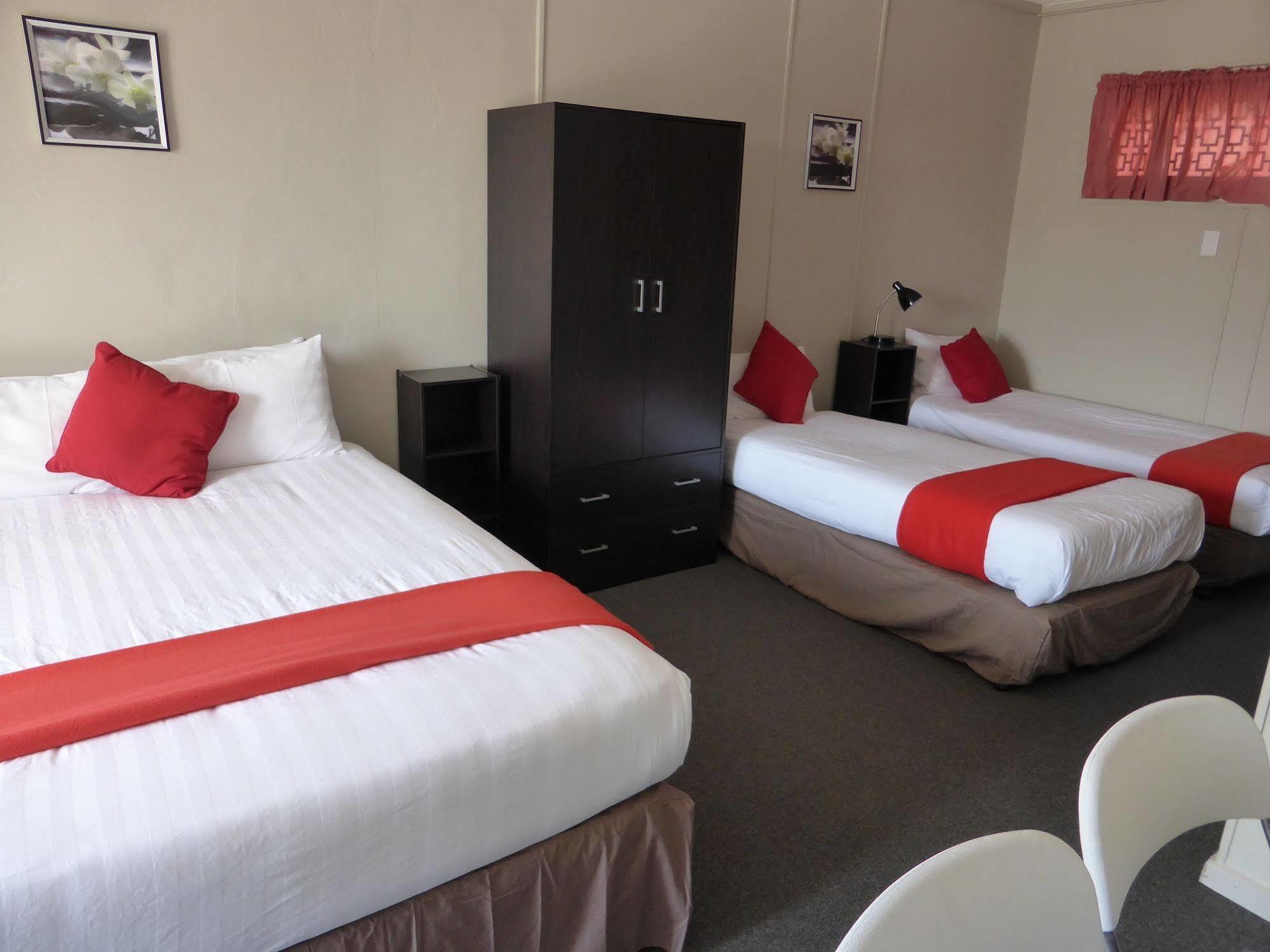Smerdon Lodge Motel Хоршам Экстерьер фото
