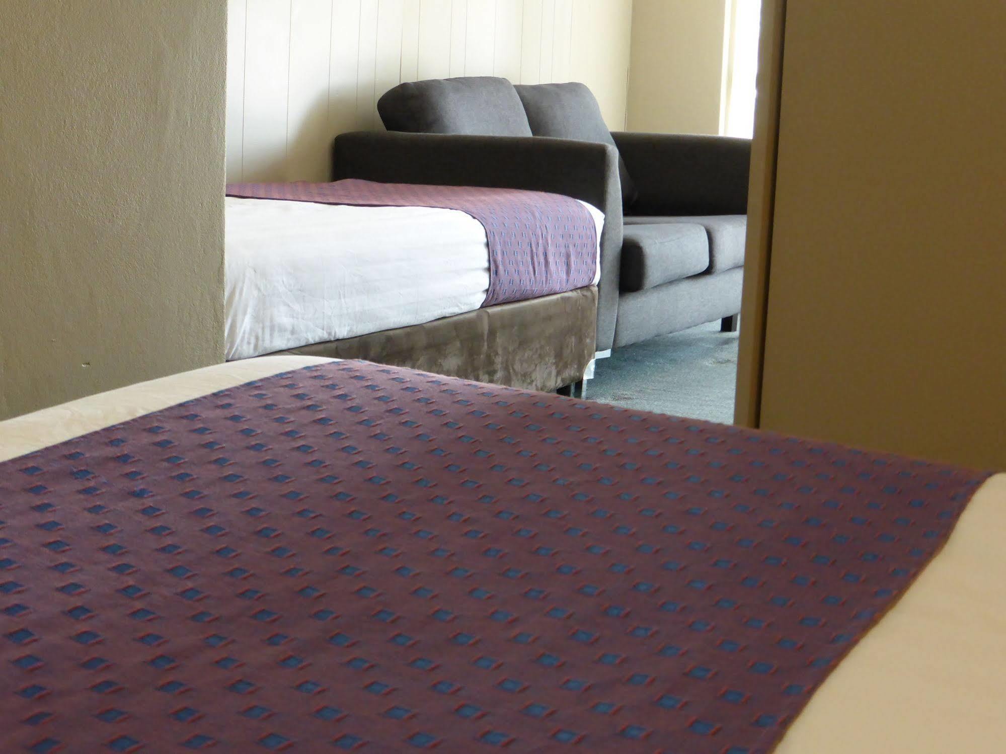 Smerdon Lodge Motel Хоршам Экстерьер фото
