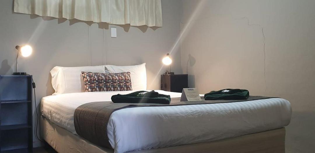 Smerdon Lodge Motel Хоршам Экстерьер фото